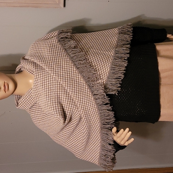 Curling Houndstooth Shawl ~ made in Italy Tan & Off White w/ grayish fringe - Picture 11 of 17